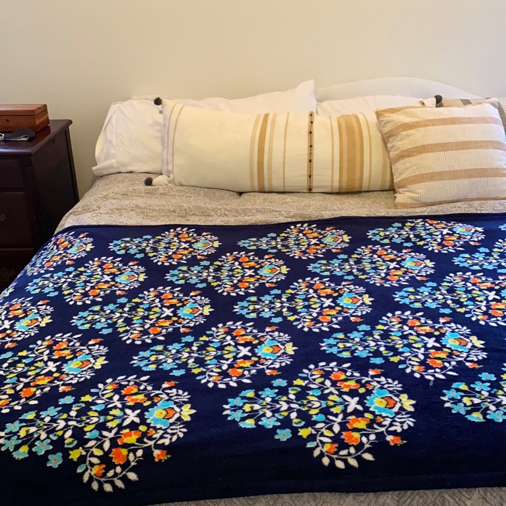 VERA BRADLEY Chandelier Noir Throw Blanket